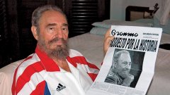 Преди няколко години - тежко болният тогава Фидел Кастро държи вестник "Гранма", за да опровергае слуховете, че е починал  
