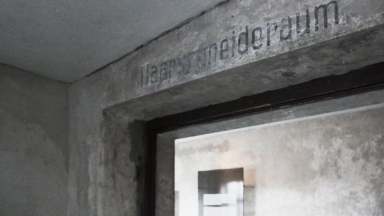 След бягството на 25-годишната Янина Новак, всички жени е трябвало да бъдат с обръснати глави. Мярката е с цел да затрудни бягствата. За жените това е било още една стъпка към загубването на личната им индивидуалност.