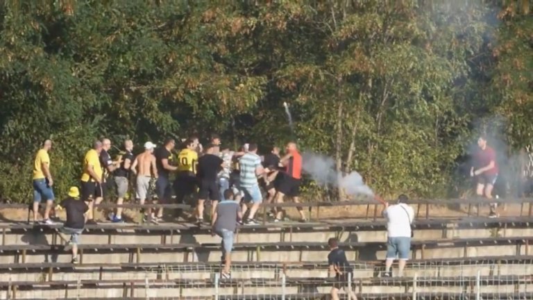 Преди година феновете на Хебър Пазарджик и Миньор Перник решиха да си поиграят на "Първична сила" и си спретнаха меле по трибуните, заради което двубоят от Трета лига беше прекъснат за десетина минути. Пишман кечистите счупиха предпазната мрежа и се млатиха до кръв, размахваха пръчки и хвърляха предмети, а един от тях остана отстрани и обстрелваше с пушка вражеските редици. После лекарят на Хебър се притече на помощ на пострадалите и от двете агитки, които бяха с пукнати глави.