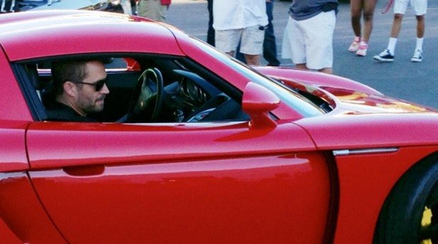 Пол Уокър

Актьорът загина трагично в автомобилна катастрофа на 30 ноември 2013 г. в градчето Санта Кларита, когато караното от неговия приятел Roger Rodas Порше Карера GT 2005 се заби в уличен стълб, после в дърво и най-накрая се запали.