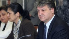 След гласуването на декларацията, новият представляващ ВСС Димитър Узунов я изчете пред журналисти
