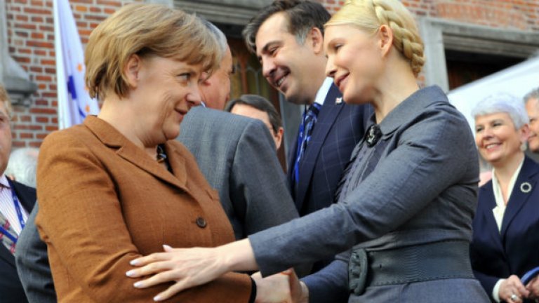 Тя няколко пъти стана и домакин на разговорите между Украйна и Русия. Популярната й снимка с Юлия Тимошенко е от събиране на ЕНП през 2011 година