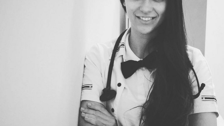 След като завършва и започва да работи в клиниката, любовта към „червено-белите“ се връща и Виктория започва да ходи на стадиона.