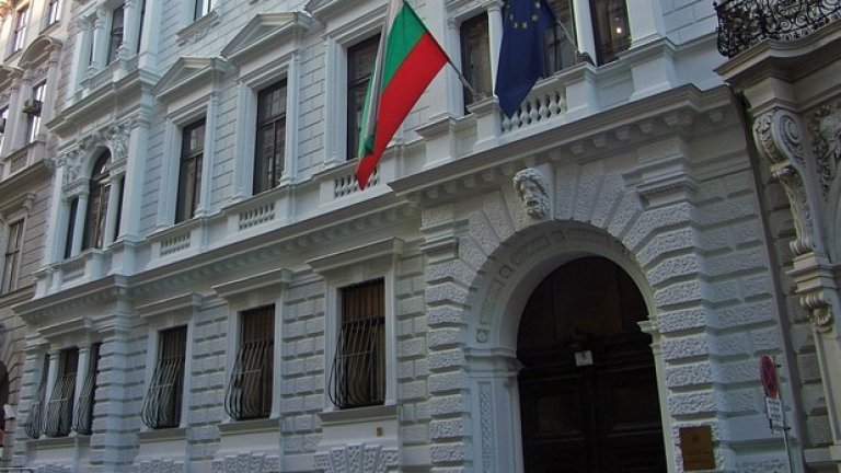 Посолството на България във Виена ми напомня точно защо реших да напусна страната - административен хаос, партийни послушковци, окупирали държавните институции и пълна апатия към благосъстоянието на нацията. Всичко това корелира и с промените в Изборния кодекс, на които ставаме свиделите напоследък. 