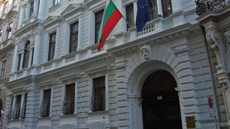 Посолството на България във Виена ми напомня точно защо реших да напусна страната - административен хаос, партийни послушковци, окупирали държавните институции и пълна апатия към благосъстоянието на нацията. Всичко това корелира и с промените в Изборния кодекс, на които ставаме свиделите напоследък.