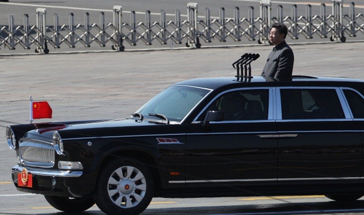 Си Дзинпин - президент на Китай
Hongqi HQE

Китайският държавен ръководител използва лимузина от собствено национално производство. Hongqi е марка на един от най-големите автомобилни концерни в Китай - FAW. Си Дзинпин използва лимузината и на военните паради в Пекин. 
