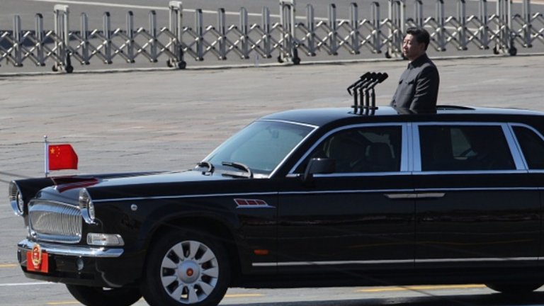 Си Дзинпин - президент на Китай
Hongqi HQE
Китайският държавен ръководител използва лимузина от собствено национално производство. Hongqi е марка на един от най-големите автомобилни концерни в Китай - FAW. Си Дзинпин използва лимузината и на военните паради в Пекин.