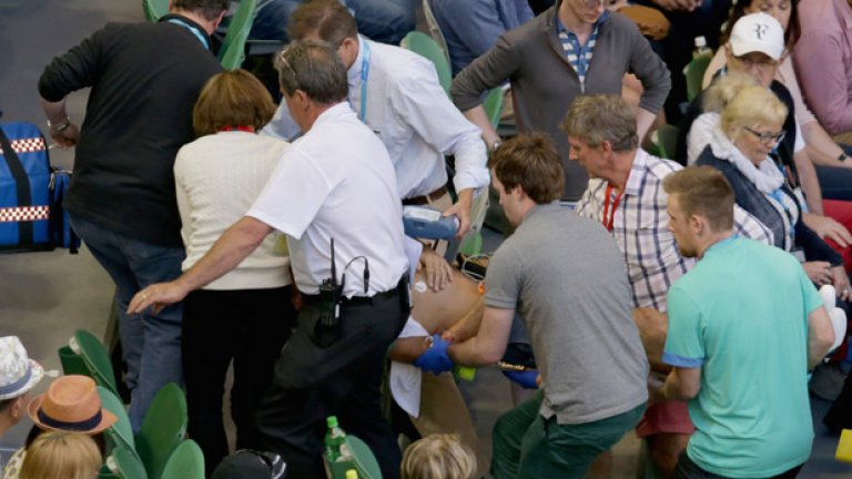 Найджъл Сиърс припадна по време на двубоя на Ана Иванович с Мадисън Кийс и бе откаран в болница