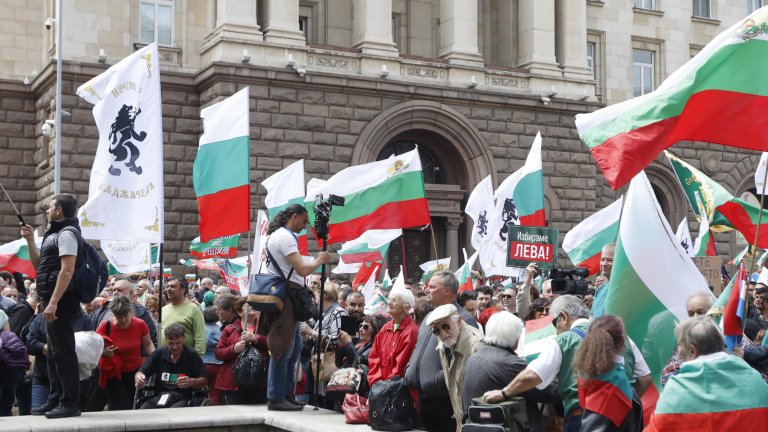 Протест в центъра на София в защита на лева (снимки)