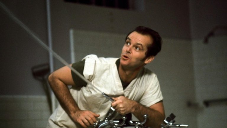 Филмът на Милош Форман по романа на Кен Киси вибрира със суровата енергия на битниците и хипи движението. Джак Никълсън превръща своя персонаж Рандъл Патрик Макмърфи в пълнокръвен агент на провокацията, лице и тяло на контракултурната рамка, която осмисли артистичните импулси на няколко поколения.