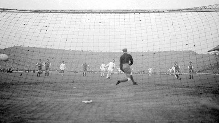 Ретроспекцията ни завършва със снимка от един от най- паметните финали - този от 1960 на "Хемпдън парк", когато Реал Мадрид разгромява Айнтрахт Франкфурт със 7:3, а двубоят е наблюдаван на живо от 127 621 зрители.