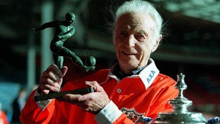 Сър Стенли Матюс – легенда на Стоук и на Блекпул. Получава рицарско звание още като играч. Дъщеря му го описва като първата спортна звезда през 40-те. Отказал се е на 50, но впоследствие признава, че това е било грешка, като е смятал, че има „още две години футбол“ в него