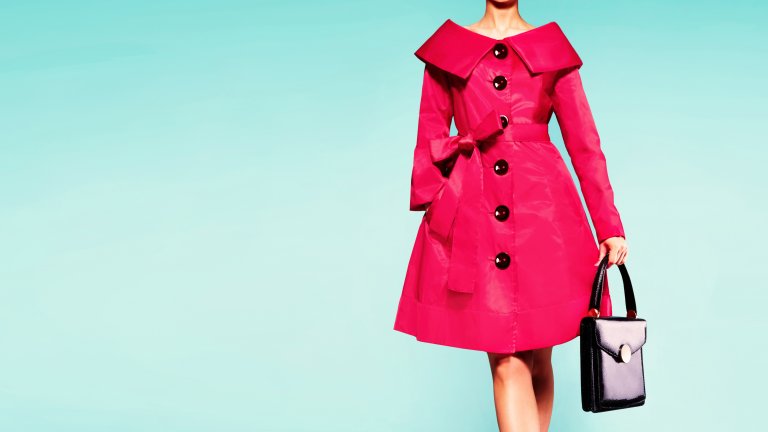 Винтидж рокляПолъхът от златните времена на Холивуд и неговите актриси е на мода, точно както още куп неща, които доскоро определяхме като ретро и винтидж. Есента пък е прекрасен сезон, в който да блеснете с някоя рокля, която силно напомня на Мерилин Монро или Катрин Хепбърн. Големите копчета, острите кройки и дължината до коляното за предпочитане.