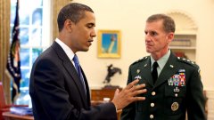 Президентът на САЩ Барак Обама прие оставката на генерал Стенли Маккристъл от поста командващ силите на САЩ и НАТО в Афганистан и назначи на негово място генерал Дейвид Петреъс.