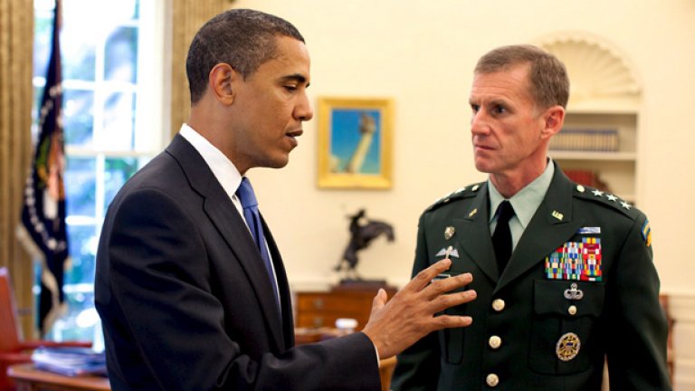 Генерал Стенли Маккристъл от миналото лято не е главнокомандващ силите в Афганистан - вече работи като лобист за "Сименс"