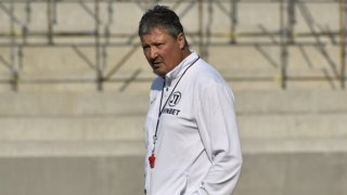 Футболни звезди и кметът на София участваха в турнир в подкрепа на Пенев