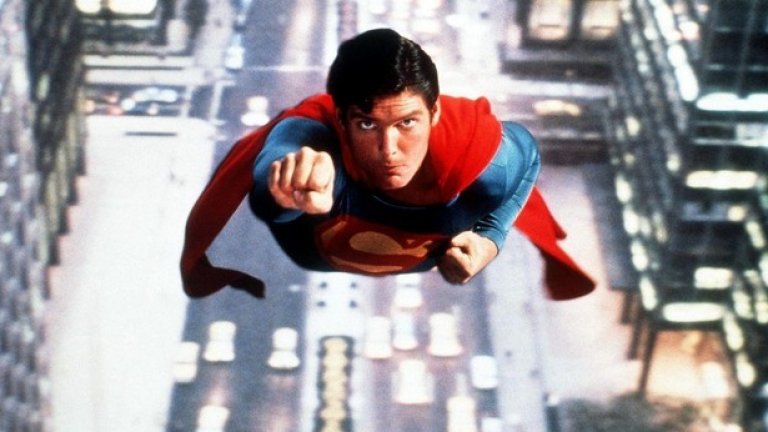 Супермен (1978 г., реж. Ричърд Донър)

Или един от "великите филми, които наистина са му повлияли". Нолан споделя, че първият филм на Донър за супергероя наистина го е "впечатлил", което вероятно обяснява защо няколко десетилетия по-късно ще се заеме със задачата да разкаже по един завладяващ начин историята на друг супергерой на DC – Батман, и да продуцира "Мъжът от стомана". 

"Супермен" от 78-а ни запознава с произхода на супергероя (в ролята е Кристофър Рийв) – унищожението на планетата Криптон, изпращането на младия Кал-Ел на Земята, отглеждането му от семейство в Канзас и превръщането му в защитник на слабите. И, разбира се, за първия му сблъсък със злия Лекс Лутор, изигран тук от Джийн Хекман.