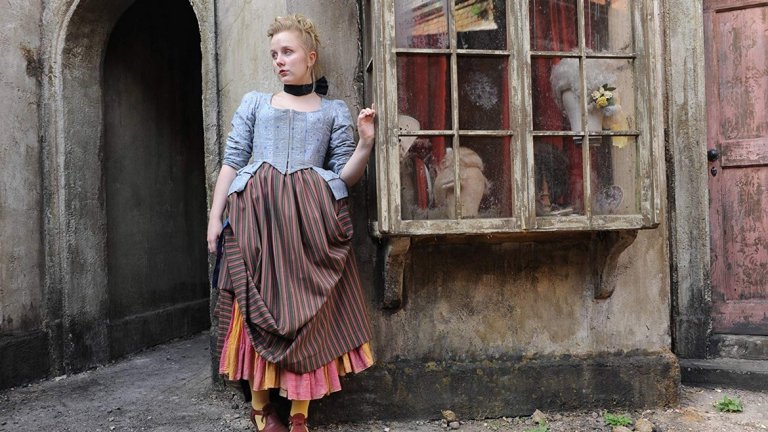 Harlots, 10 юли
Британско-американският сериал на Hulu продължава с трети сезон и ще се появи на 10 юли. Сериалът проследява живота на Маргарет Уелс (Саманта Мортън) - съдържателка на бардак в Лондон през XVIII век. Двете възможности за финансов просперитет на жените в този период са или да се омъжат за богат съпруг, или да проституират. Много бизнес дами като Маргарет са избрали тази сфера, а услугите на публичните домове се оценяват в издание в Ковънт Гардън. В този период обаче се заражда нова религиозна вълна, която изисква затварянето на този тип заведения. Във втори сезон към актьорския състав се присъедини и Лив Тайлър.