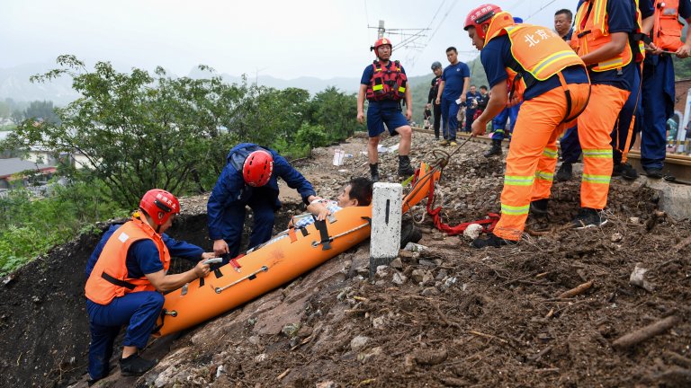 Над 20 починали и тежки наводнения след рекордни валежи в Пекин (Снимки)