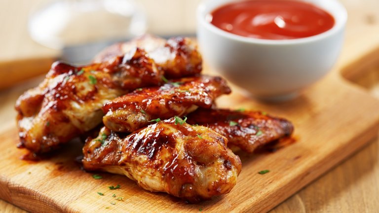 Крилца "Бъфало"Те са сред най-популярните ястия, които съпровождат вечер пред телевизора или напрегнат футболен мач. За тях ви трябват 800-900 грама пилешки крилца, които овкусяваме със зехтин, сол, пипер и чесън на прах, след което запичаме до златисто. Междувременно в тенджера на котлона разтапяте 4 супени лъжици масло, 2 супени лъжици мед и малко лют сос на вкус и бъркате докато сместа се хомогенизира.
След това прехвърляте крилцата в дълбока купа, добре ги овалвате в сладко-лютата смес и ги сервирате още много топли. Идеално си вървят с нарязани на пръчици моркови и краставички.