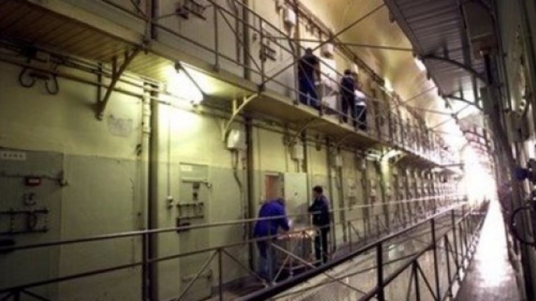 Petak Island Prison

Това място е по-известно като Русия Алкатраз. Всеки затворник е заключен в отделна килия през по-голямата част от деня. Мнозина умират заради студа.