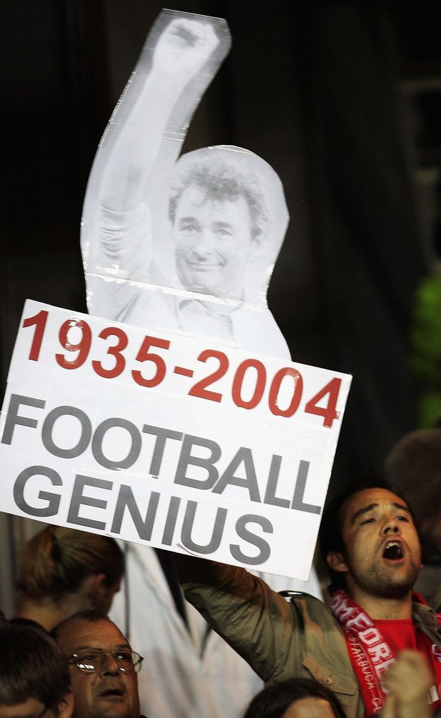 Запалянко на Нотингам държи плакат на Брайън Клъф и надпис: "Футболен гений" два дни след смъртта му през 2004-а.

