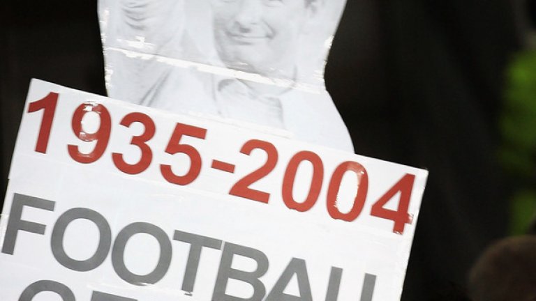 Запалянко на Нотингам държи плакат на Брайън Клъф и надпис: "Футболен гений" два дни след смъртта му през 2004-а.
