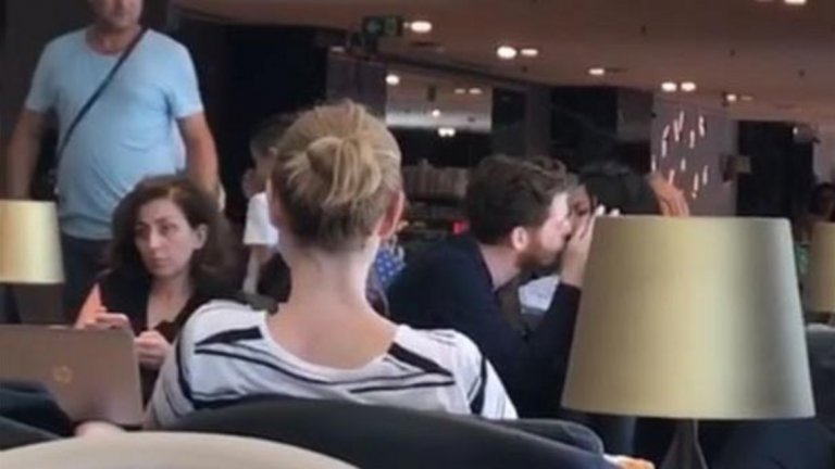 Първата им публична целувка - на летище "Ататюрк"