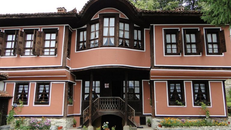 Доза родолюбие можем да си вземем от няколкото къщи музеи, една от които именно на Дебелянов. Останалите са на писателя Любен Каравелов, на революционерите Тодор Каблешков и Георги Бенковски, на търговеца Петко Лютов, както и Горноослекова къща музей, позната и като Ослекова. 
Отделете време и за църквите с дълголетна история "Успение на св. Богородица" (от 1817 г.) и  "Св. Николай" (1839 г.), читалището "Хаджи Ненчо Палавеев" (1869 г.), училището "Св. св. Кирил и Методий", което пази духа на Неофит Рилски и Найден Геров, днес превърнато в Жив музей, костницата с останки на загиналите в Априлското въстание копривщенци, Занаятчийската чаршия и каменния мост "Първа пушка", на който е произведен първият изстрел от Априлското въстание.
Снимка: Wikimedia Commons/Nikolai Karaneschev