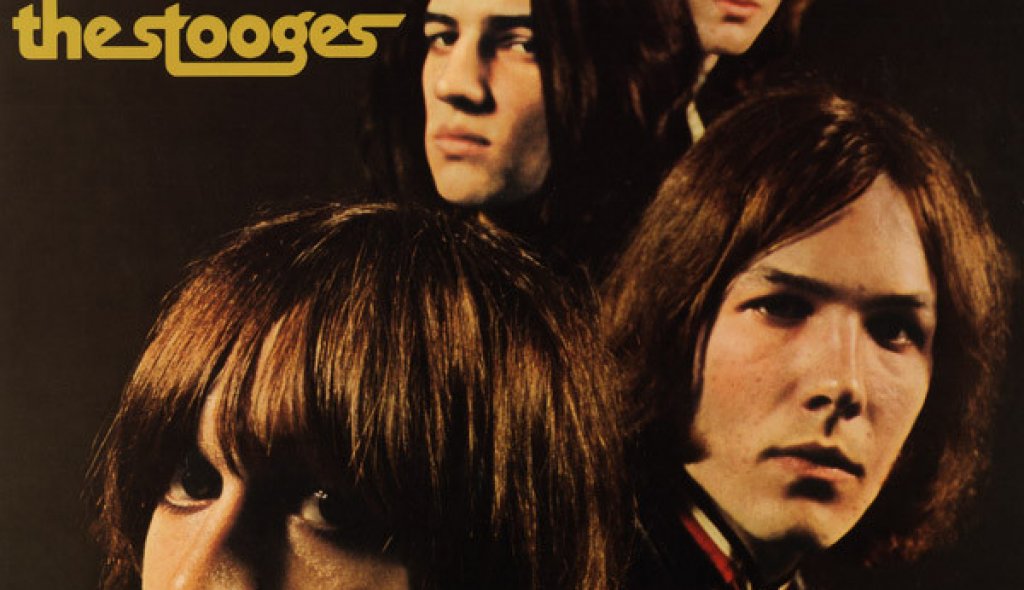 The Stooges - The Stooges

Говорейки за суров, примитивен рокендрол, не можем да не си спомним и как прото-пънкарите от The Stooges, водени от Иги Поп, са оформили своя дебютен албум през 1969-а. Не е ясно колко време е отнело записването на първите пет песни от него, но по-интересната част дошла после. Звукозаписният им лейбъл отказал албума, когато разбрал, че в него има само пет песни и няма достатъчно материал за дългосвиреща плоча. 

Тогава The Stooges излъгали, че имат още много авторски песни, които могат веднага да запишат. Ситуацията била спешна и само за една нощ групата измислила и записала три чисто нови песни. Усилието си заслужавало, защото днес албумът The Stooges е същинска икона на ранния пънк.