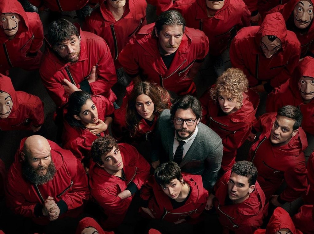 Money Heist (Casa del Papel)

Испанският хит на Netflix беше подновен миналото лято за пета и последна част (сезон). Money Heist започна с историята на мистериозния "Професор", който събра група от осем души, с които да реализира зрелищен обир, а концепцията се оказа подходяща за още няколко продължения. Същевременно стрийминг гиганта не се отказва от идеята - през есента стана ясно, че Money Heist ще се сдобие и с корейска адаптация.