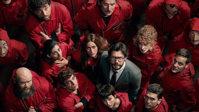 Money Heist (Casa del Papel)
Испанският хит на Netflix беше подновен миналото лято за пета и последна част (сезон). Money Heist започна с историята на мистериозния "Професор", който събра група от осем души, с които да реализира зрелищен обир, а концепцията се оказа подходяща за още няколко продължения. Същевременно стрийминг гиганта не се отказва от идеята - през есента стана ясно, че Money Heist ще се сдобие и с корейска адаптация.