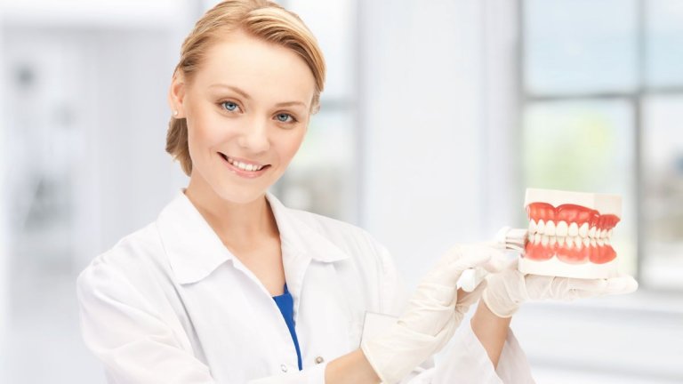 Пародонтитът - този "скрит враг" на здравата усмивка предизвиква множество митове