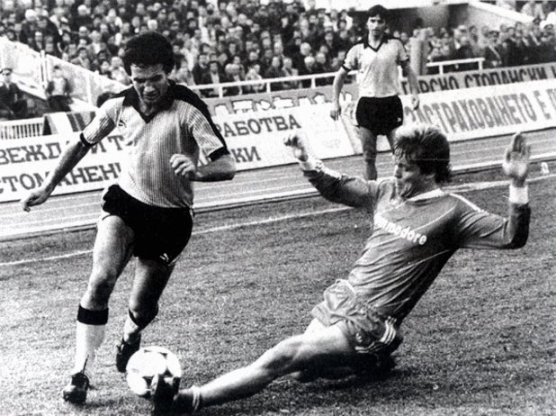 7 ноември 1984 г. Ботев прегазва и Байерн, този път с 2:0. На снимката Георги Георгиев атакува вратата на колоса.