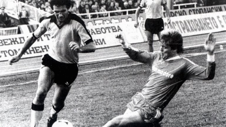 7 ноември 1984 г. Ботев прегазва и Байерн, този път с 2:0. На снимката Георги Георгиев атакува вратата на колоса.