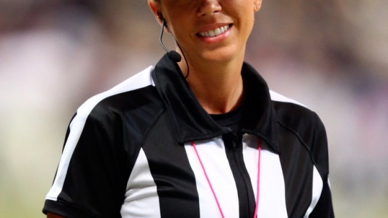 Феновете на американския футбол също си имат любима съдийка и това е Сара Томас. Миналата година тя стана първата жена с постоянен ангажимент на най-високото ниво - в Националната футболна лига на САЩ