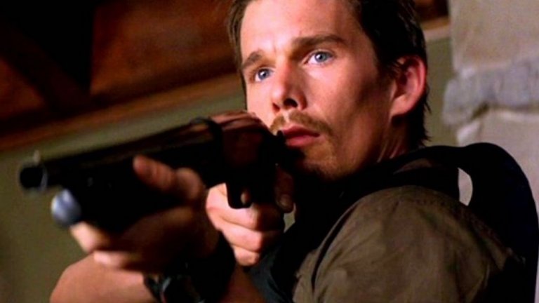 7. Итън Хоук
Хоук е пич и не е никак лош актьор – все пак е номиниран за четири награди "Оскар". Лицето му обаче крещи "драма" или "романс", а не "бам-бам-бам!". Да, обаче след успеха на безспорно добрия "Тренировъчен ден" (2001) се пробва още няколко пъти в жанра с филми като "Нападение над участък 13" и доволно тъпият "Бягство" (Getaway), които малцина помнят. Хубавото е, че все пак продължава да подбира и стойностни роли, защото колкото и да му се иска значките и пистолетите не му отиват особено.