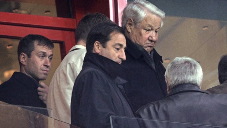 В стратегията на Русия за икономическо развитие, Елцин включва компанията "Сибнефт" в един от списъците с приоритетни точки в приватизацията. Тя е собственост на Березовский и Абрамович. Първият е достатъчно доверен човек на държавния глава, за да се случи това.