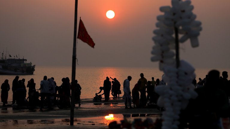 Цветна лудост: Свещеното ритуално къпане в река Ганг в кадри