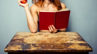 Забранен секс наръчник подозира жените в противоестествени грехове