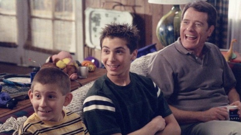 Малкълм (2005-2006) 
Малкъм падна и се удари тежко. Макар сериалът никога да не е бил твърде популярен в САЩ, той достига 18-то място по рейтинг още с първия си сезон. За съжаление, си остава с това. Семейството със специални отношения се нарежда на 127-мо място по рейтинг с последния си сезон. 
И никой не може да обвини зрителите, че спират да го гледат. Сериалът загуби фокуса си, превръщайки се в абсурден фарс. През последния сезон всичко се върти около ядосаните спорове на четиримата братя Малкълм, Рийс, Дюи и Франсис с тяхната доминираща майка Люис. 
Великите комедии имат срок на годност, за съжаление, много от тях продължават да се предлагат и след него, оставяйки лош вкус в устата ни. "Малълм" беше много добър сериал, но в продължение на пет, всъщност четири, четири и половина сезона... 
Продуцентите може би трябваше да се използват потенциала на актьора Брайън Кранстън (бащата), който години по-късно стана абсолютна звезда с главната си роля в Breaking Bad/ "В обувките на Сатаната".