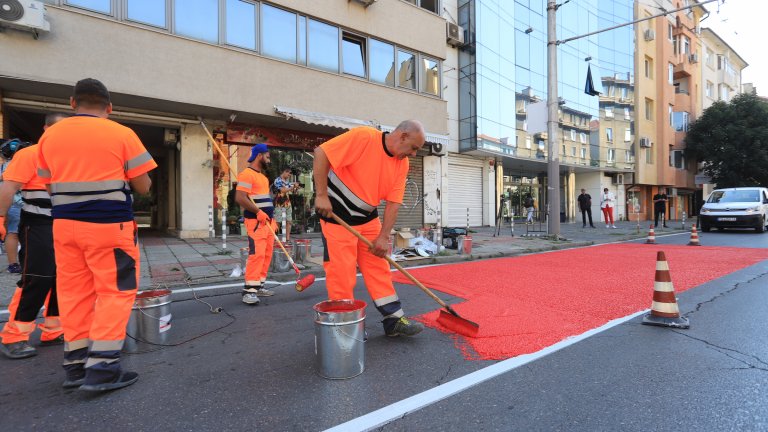 Червен асфалт на опасни точки ще спира колите в София (Снимки)