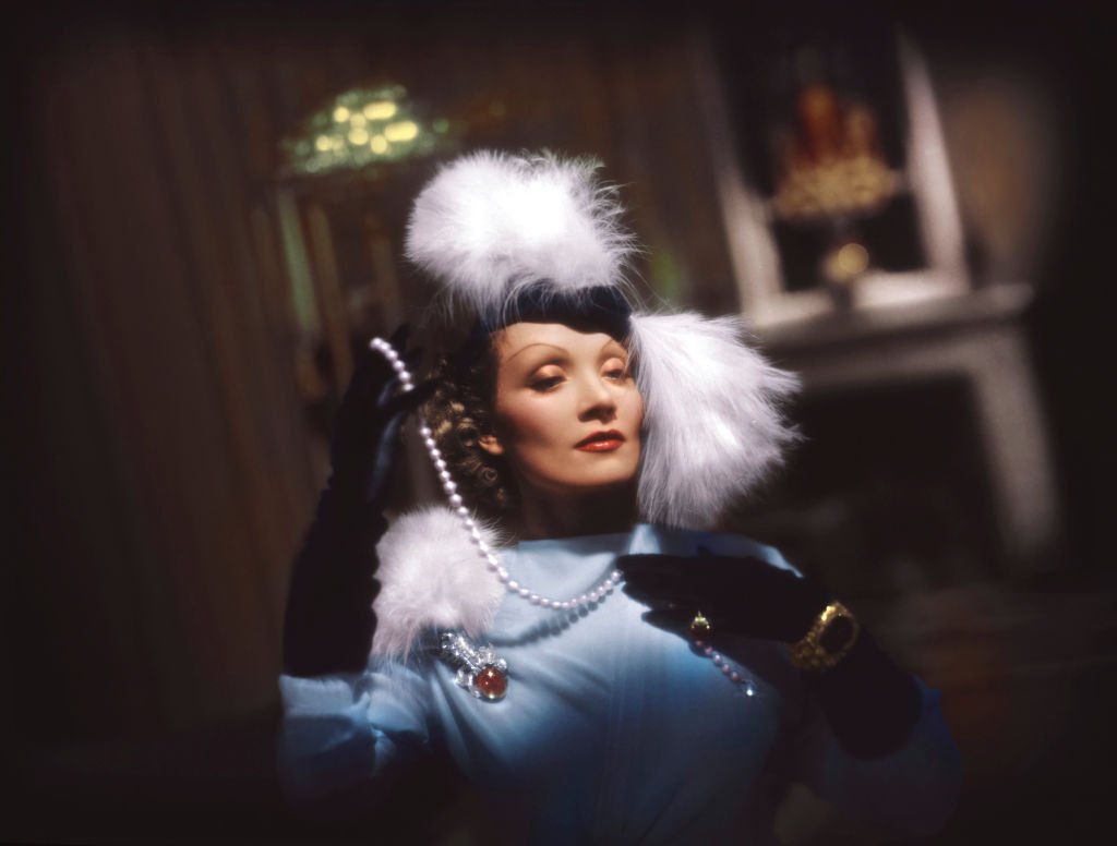 Марлене Дитрих излиза на сцената на Музикалния театър