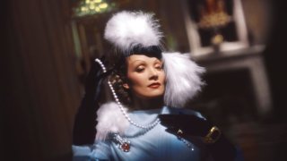 Марлене Дитрих излиза на сцената на Музикалния театър