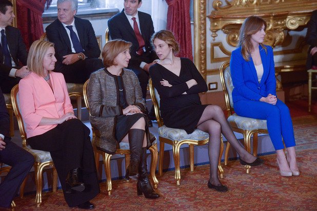 Когато италианският премиер Марио Ренци представи кабинета си преди година, жените бяха подложени на жестока критика заради облеклото си. Най-много критика отнесе красивата Мария Елена Боски заради ярко синия си костюм