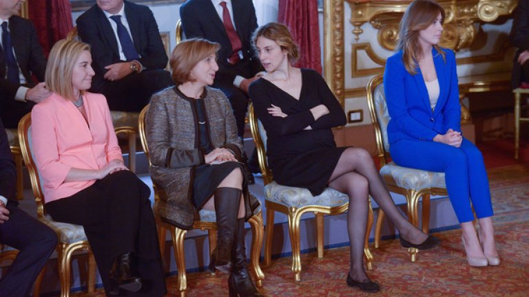 Когато италианският премиер Марио Ренци представи кабинета си преди година, жените бяха подложени на жестока критика заради облеклото си. Най-много критика отнесе красивата Мария Елена Боски заради ярко синия си костюм
