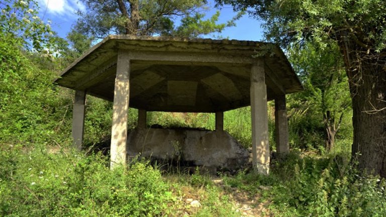 Под сянката на тази беседка работниците са намирали спасение от летните горещини