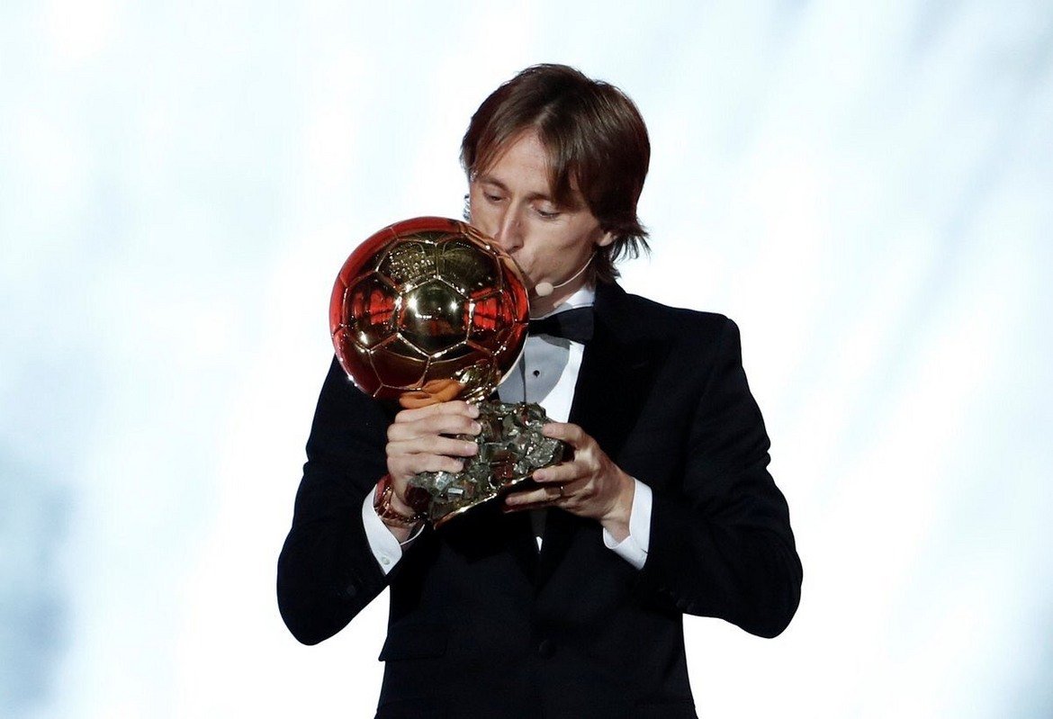 Лука Модрич вдигна "Златната топка"

Хърватинът, който изведе страната си до финала на Мондиал 2018, обра всички най-значими индивидуални награди във футбола. Със спечелването на "Златната топка" той сложи край на 10-годишната хегемония на Меси и Роналдо за трофея.

