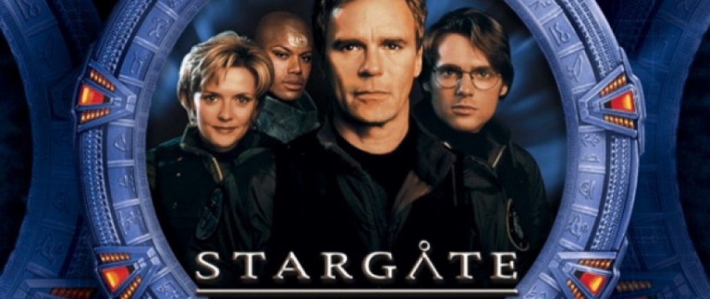 Stargate SG-1
Има различни нива на определението "култов сериал", има го и Stargate. Едва ли има някой, който да има спомени от началото на настоящия век и да не е гледал поне един епизод от това велико шоу? Сблъсъкът на човечеството с извънземни паразити, управлявали Земята по времето на фараоните и дали на света това, което днес възприемаме като египетската митология. През 1928 г. експедиция, търсеща реликви от Древен Египет, открива голям метален пръстен в близост до град Гиза, който бива конфискуван от Въоръжените сили на САЩ, за да бъде изследван. В днешни дни, брилянтният египтолог Даниел Джаксън (Джеймс Спейдър) е нает да разчете символите по мистериозния пръстен. Така се оказва, че пръстенът е портал към други планети. И оттам започват приключения за египетски богове, стари цивилизации и митологични сюжети, намерили нов израз в Космоса и бъдещето.