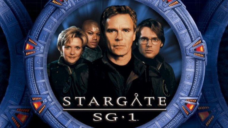 Stargate SG-1
Има различни нива на определението "култов сериал", има го и Stargate. Едва ли има някой, който да има спомени от началото на настоящия век и да не е гледал поне един епизод от това велико шоу? Сблъсъкът на човечеството с извънземни паразити, управлявали Земята по времето на фараоните и дали на света това, което днес възприемаме като египетската митология. През 1928 г. експедиция, търсеща реликви от Древен Египет, открива голям метален пръстен в близост до град Гиза, който бива конфискуван от Въоръжените сили на САЩ, за да бъде изследван. В днешни дни, брилянтният египтолог Даниел Джаксън (Джеймс Спейдър) е нает да разчете символите по мистериозния пръстен. Така се оказва, че пръстенът е портал към други планети. И оттам започват приключения за египетски богове, стари цивилизации и митологични сюжети, намерили нов израз в Космоса и бъдещето.
